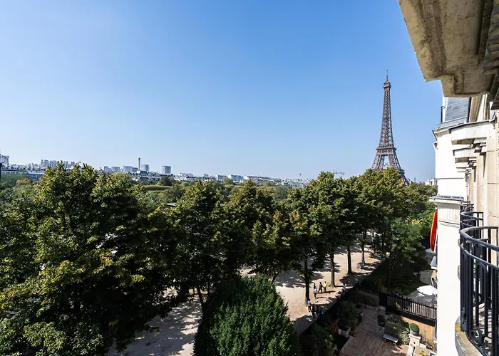 Luxury 4 Bedroom Eiffel Tower View