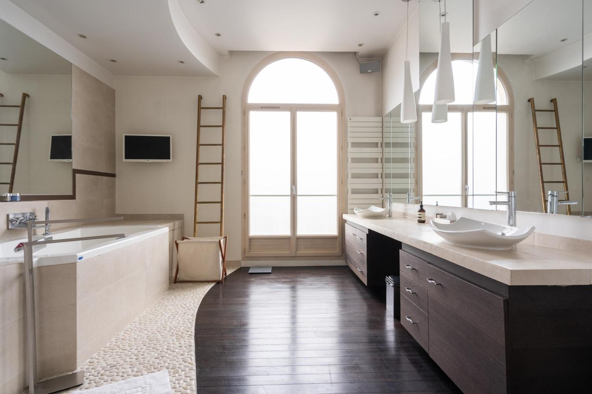 Luxury 4 Bedroom Eiffel Tower View Appartement Paris